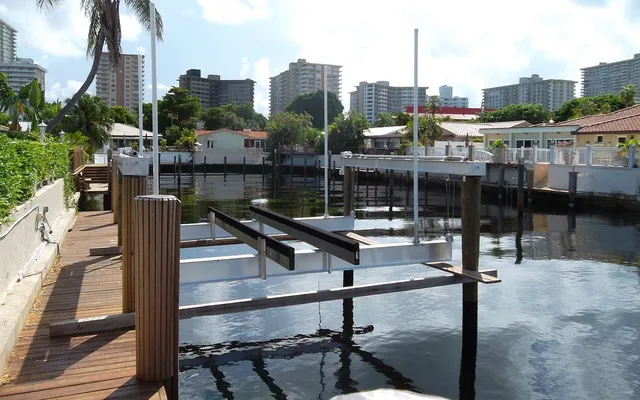 South Florida Dock And Seawall - Boat Lift Installation